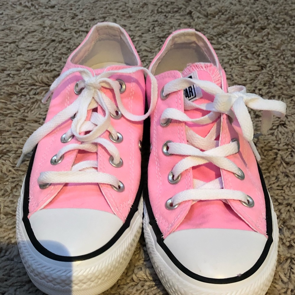 Women’s pink converse